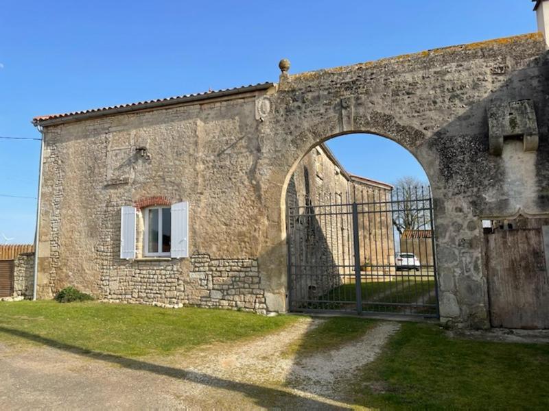 La Commanderie Des Templiers Gite 4 Etoiles Saint-Etienne-de-Brillouet Zewnętrze zdjęcie